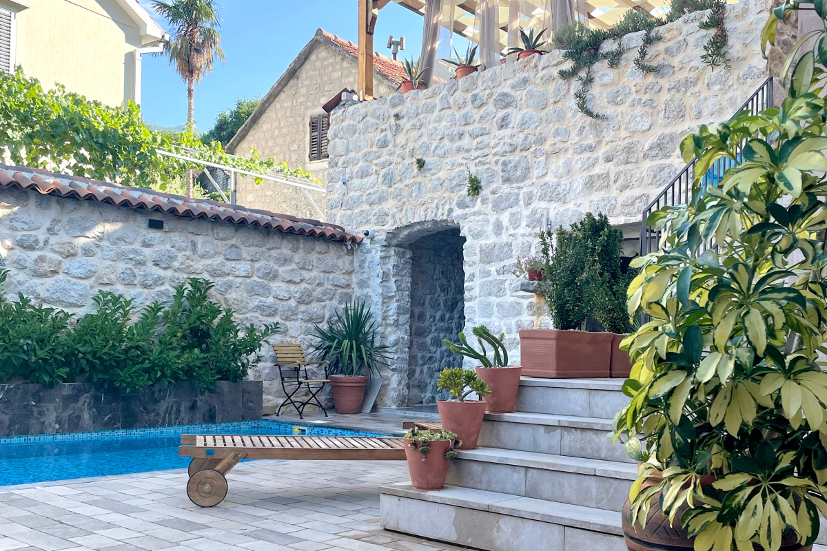 Hotel in Risan, Montenegro, 300 m² - picture 8