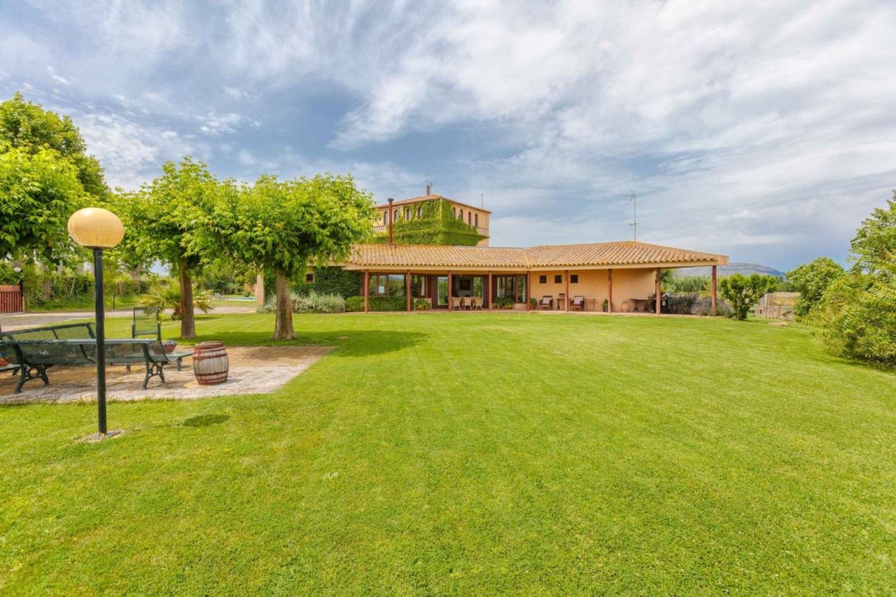 Villa in Girona, Spain, 604 m² - picture 1