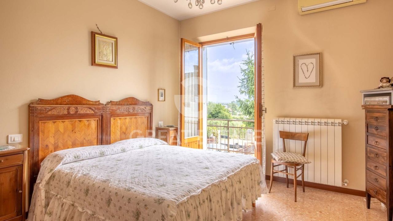 Villa in Castiglione del Lago, Italy, 210.25 m² - picture 14