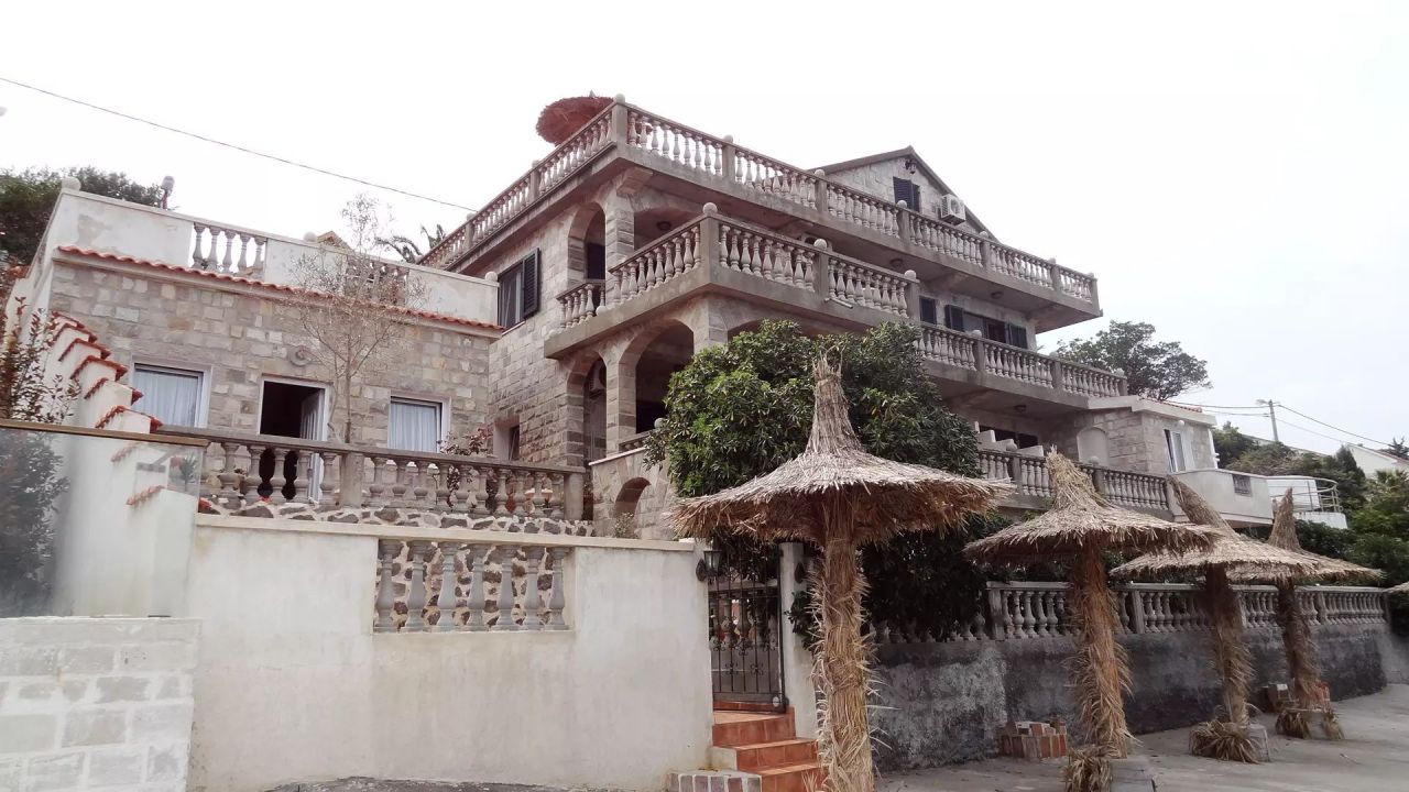 Hotel en Krasici, Montenegro, 370 m² - imagen 1