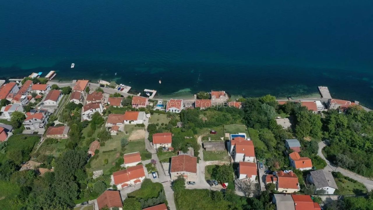 Terrain à Prcanj, Monténégro, 837 m² - image 1