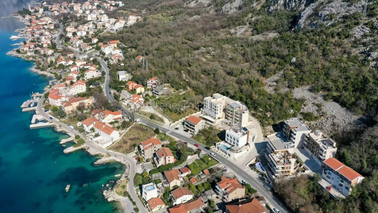 Land in Dobrota, Montenegro, 2 400 m² - picture 3