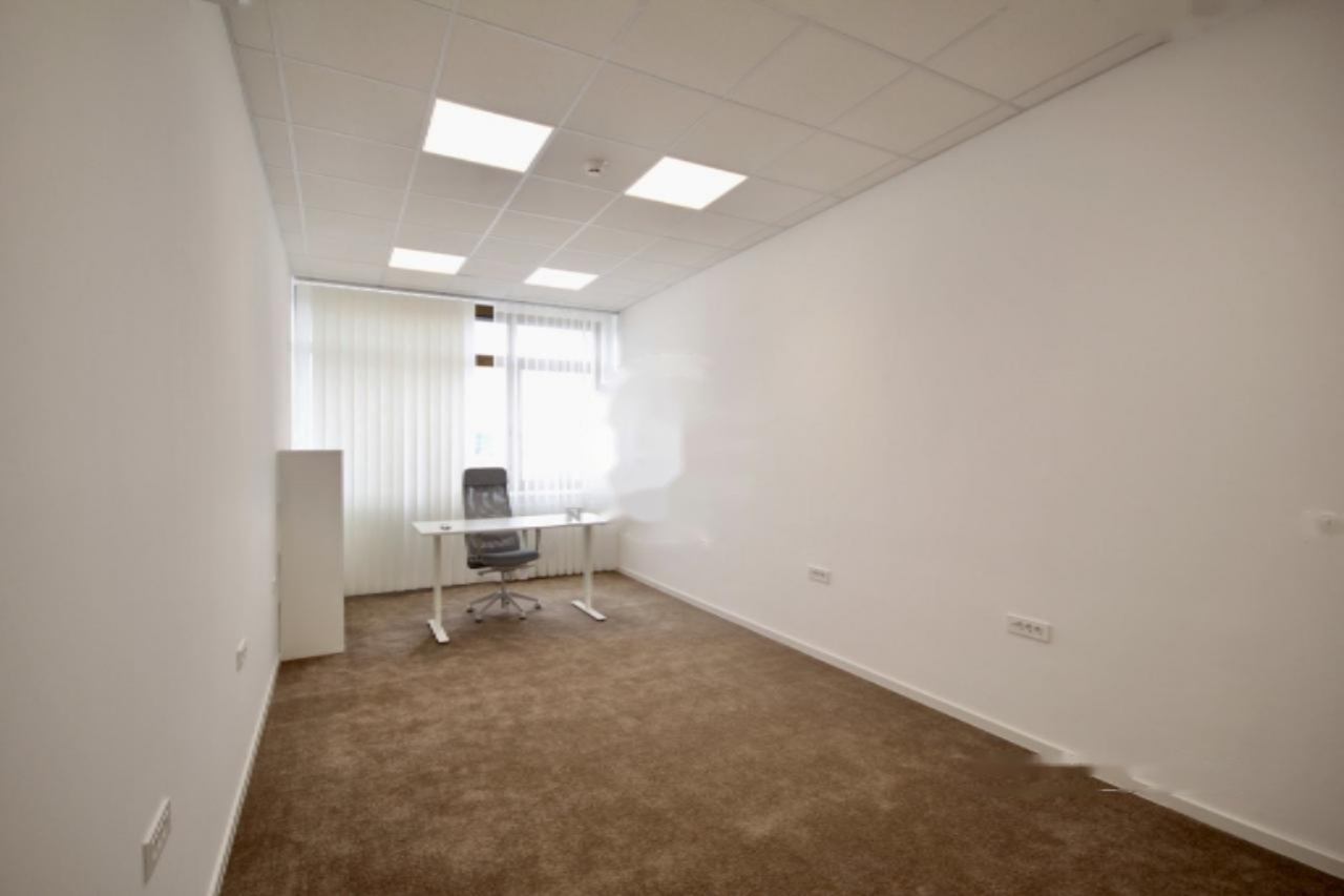 Oficina en Liubliana, Eslovenia, 28 m² - imagen 3