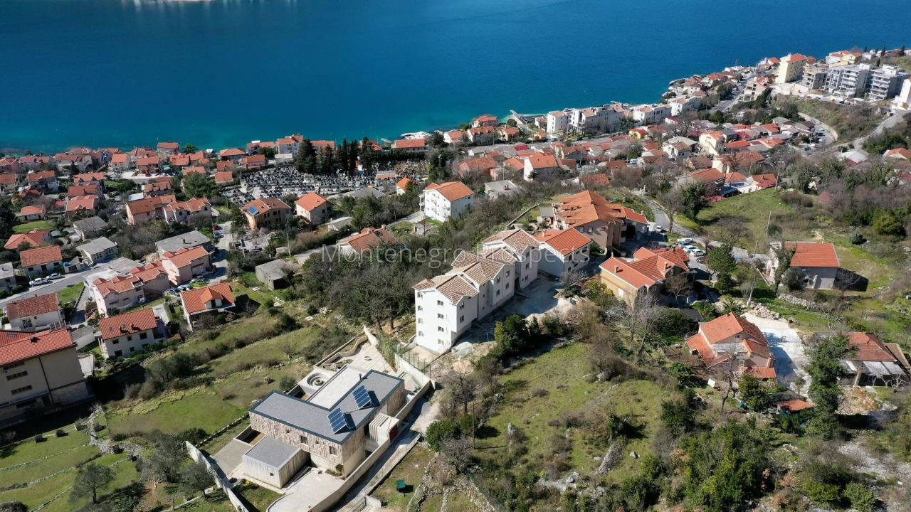 Grundstück in Dobrota, Montenegro, 1 079 m² - Foto 1