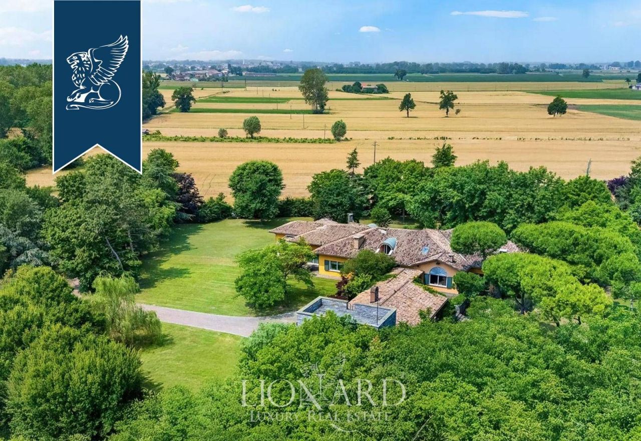 Villa a Pinarolo Po, Italia, 1 300 m² - foto 1