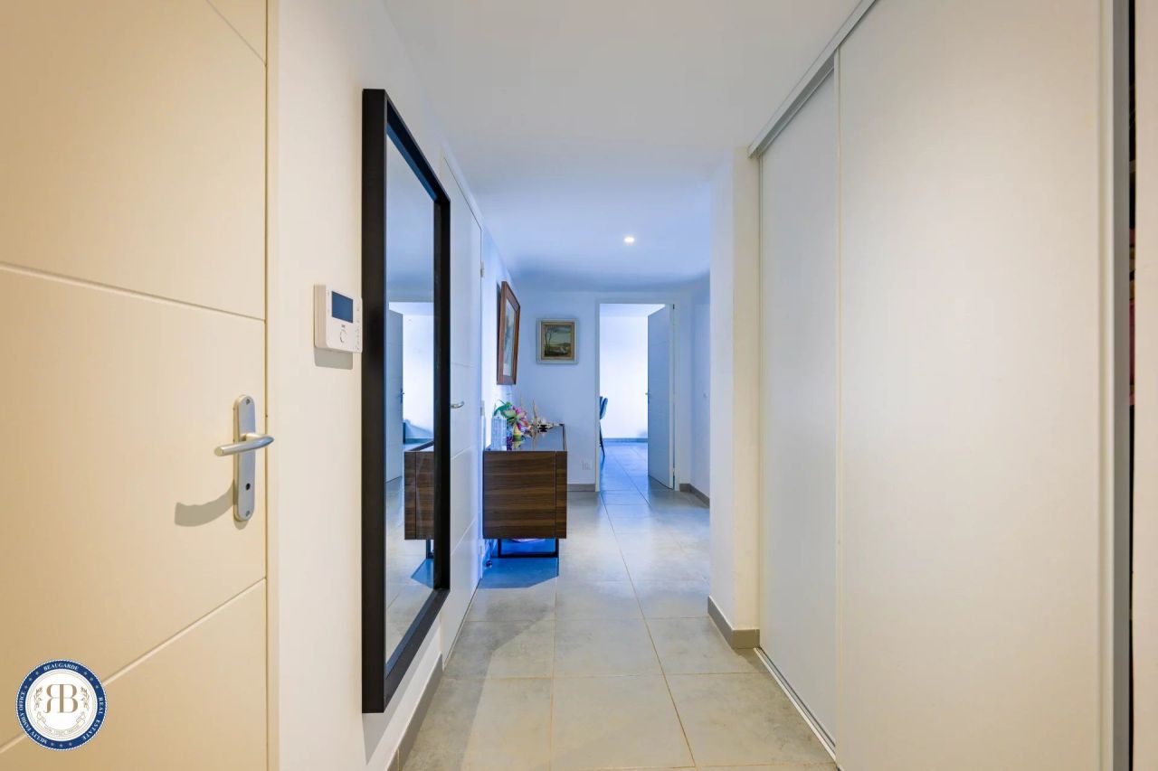 Flat in Cagnes-sur-Mer, France, 68 m² - picture 8