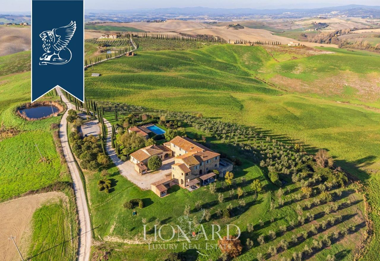 Farm in Trequanda, Italy, 750 m² - picture 1