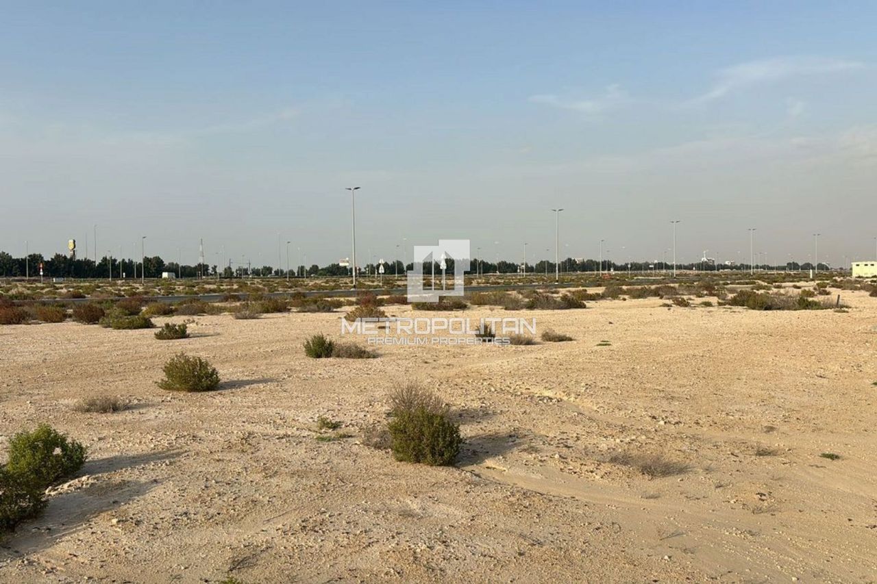 Land in Dubai, UAE, 900 m² - picture 1