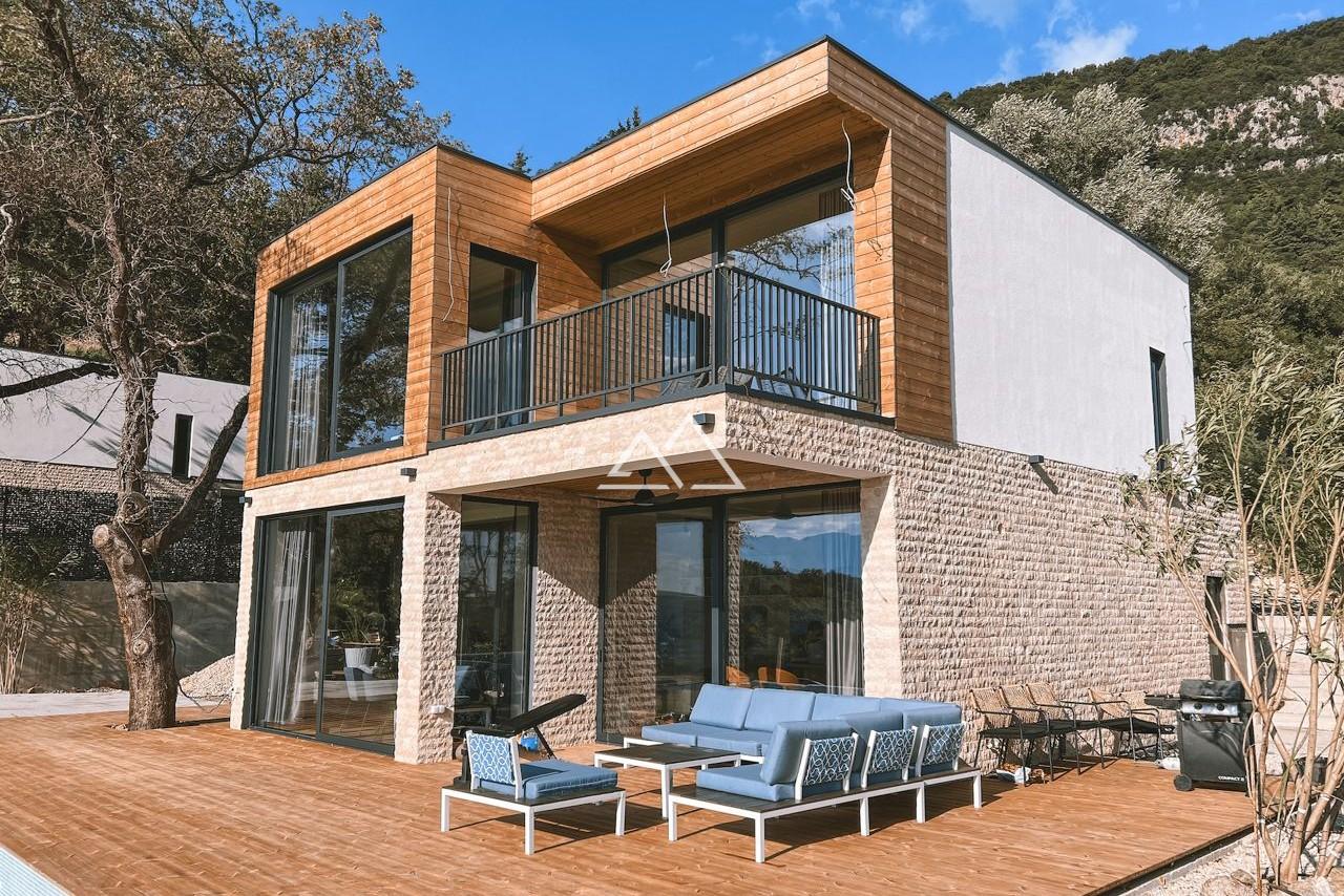 Villa en Tivat, Montenegro, 180 m² - imagen 1