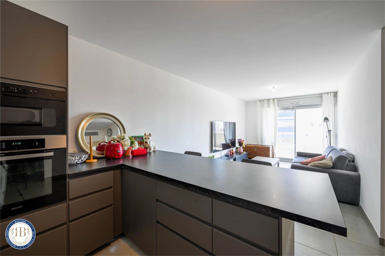 Flat in Cagnes-sur-Mer, France, 68 m² - picture 2