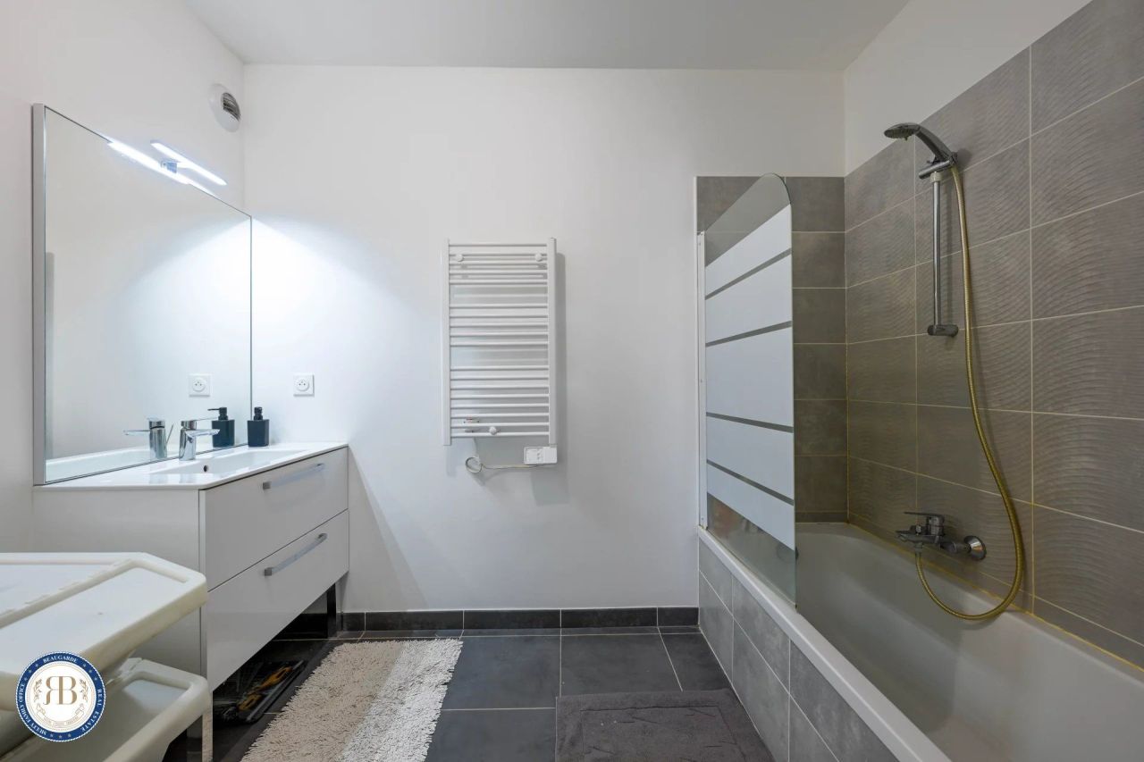 Flat in Cagnes-sur-Mer, France, 68 m² - picture 13