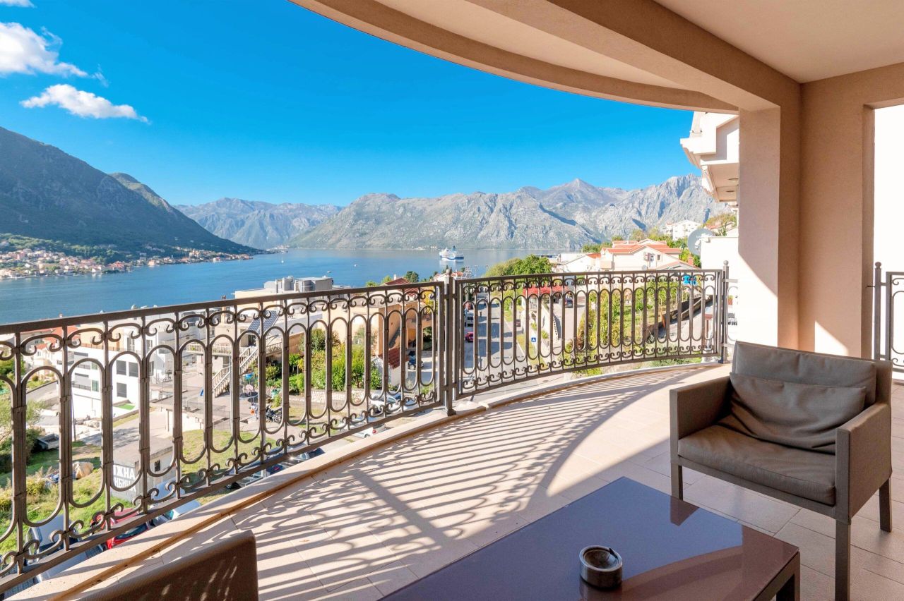 Appartement à Dobrota, Monténégro, 106 m² - image 1