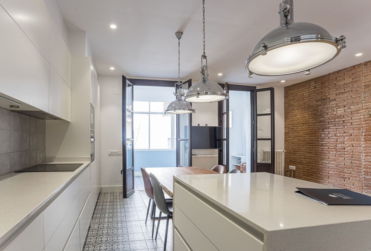 Flat in Barcelona, Spain, 94 m² - picture 2