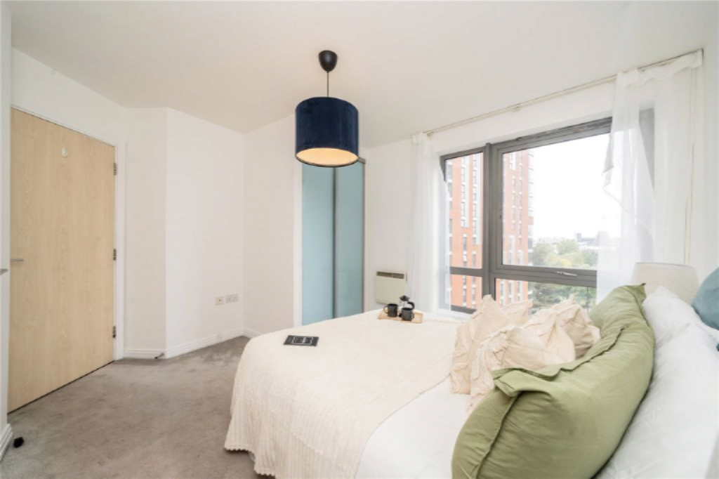 Flat in London, United Kingdom - picture 1