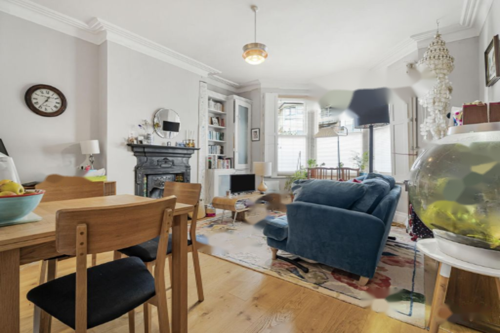 Flat in London, United Kingdom - picture 1