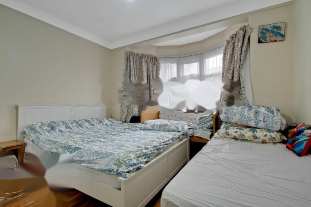 Flat in London, United Kingdom - picture 1