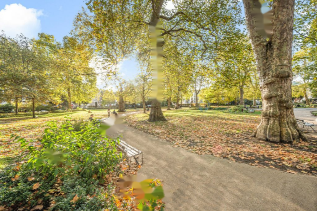 Flat in London, United Kingdom - picture 1