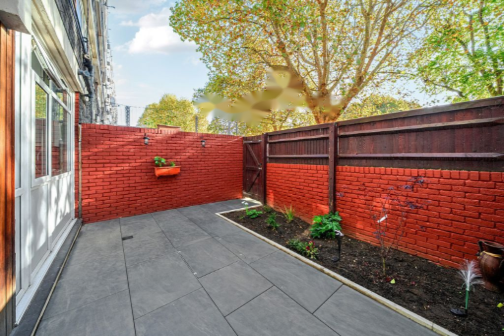 Flat in London, United Kingdom - picture 1