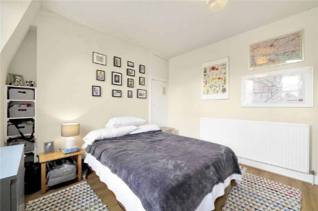 Flat in London, United Kingdom - picture 1