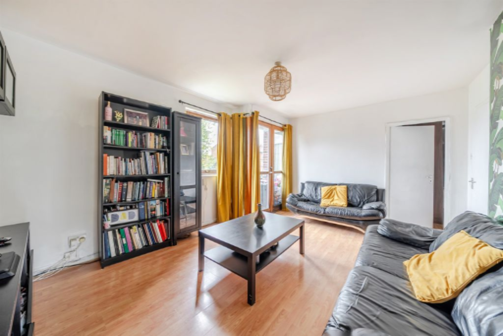 Flat in London, United Kingdom - picture 1