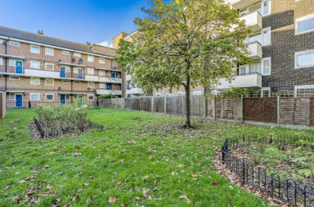 Flat in London, United Kingdom - picture 1