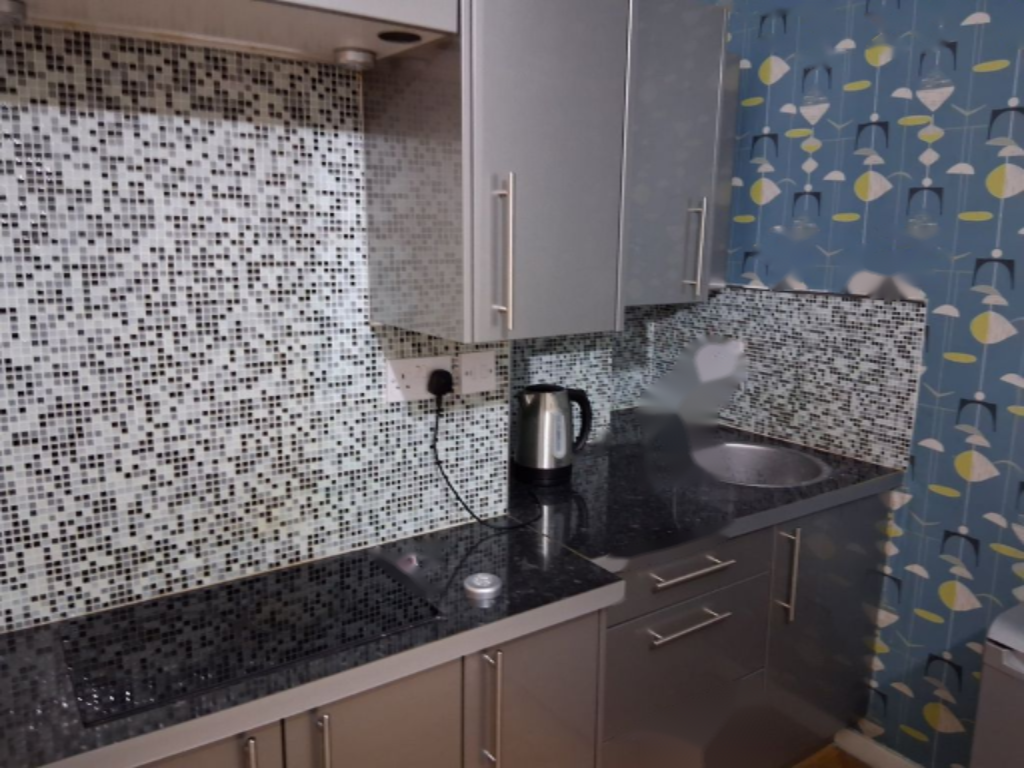 Flat in London, United Kingdom - picture 2