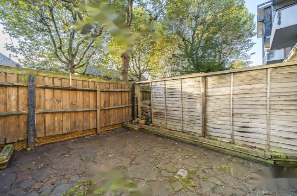 Flat in London, United Kingdom - picture 2