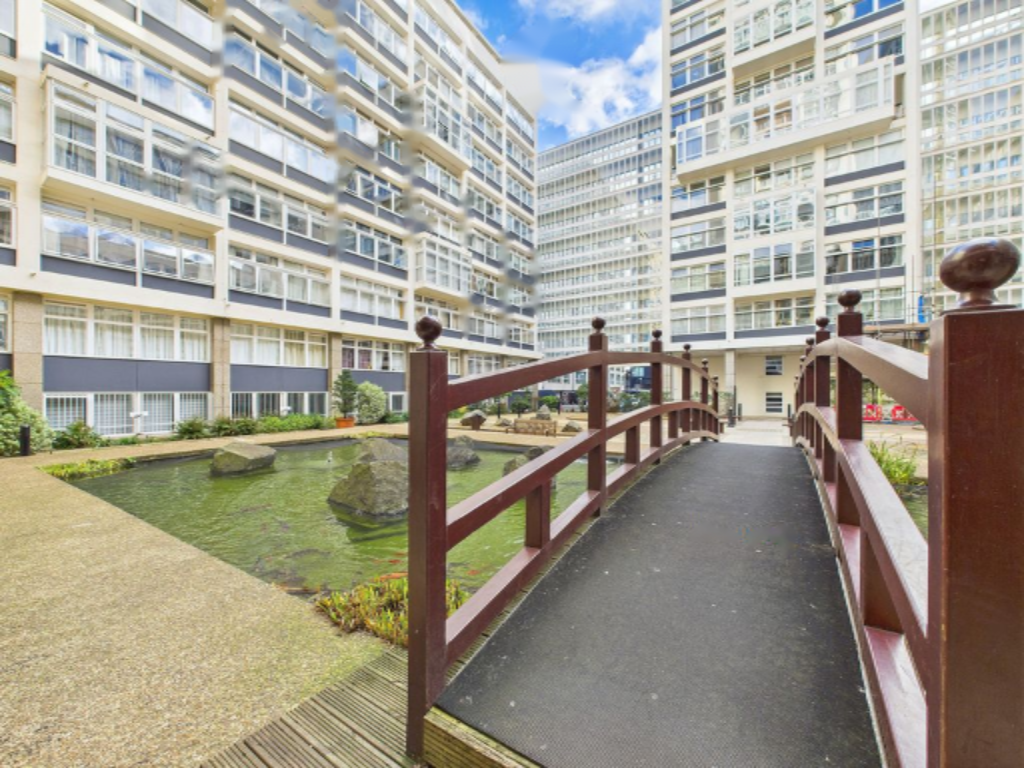 Flat in London, United Kingdom - picture 2