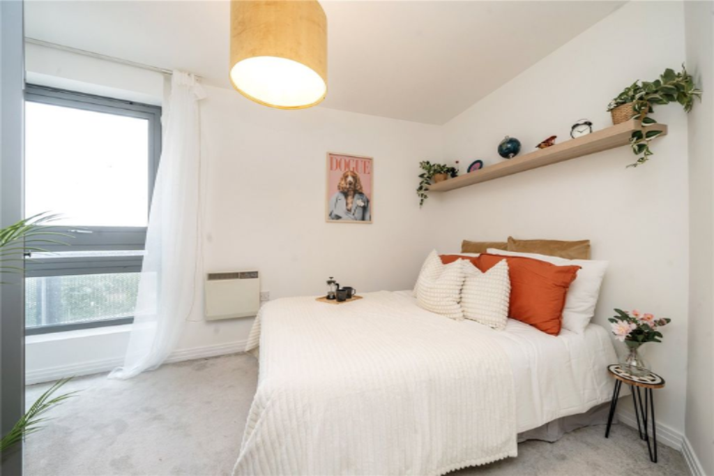 Flat in London, United Kingdom - picture 2