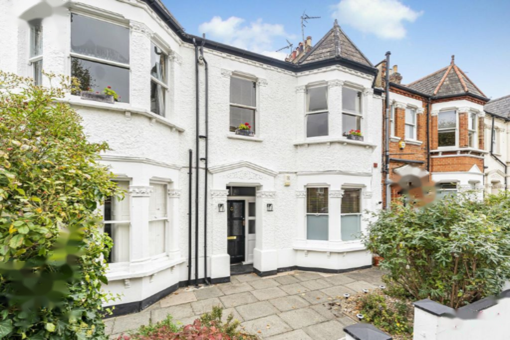 Flat in London, United Kingdom - picture 2