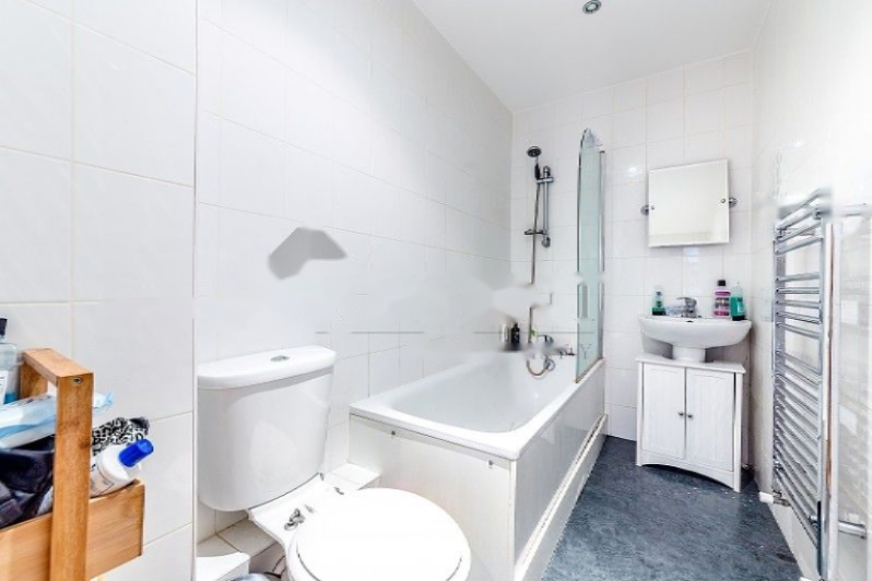 Flat in London, United Kingdom - picture 2