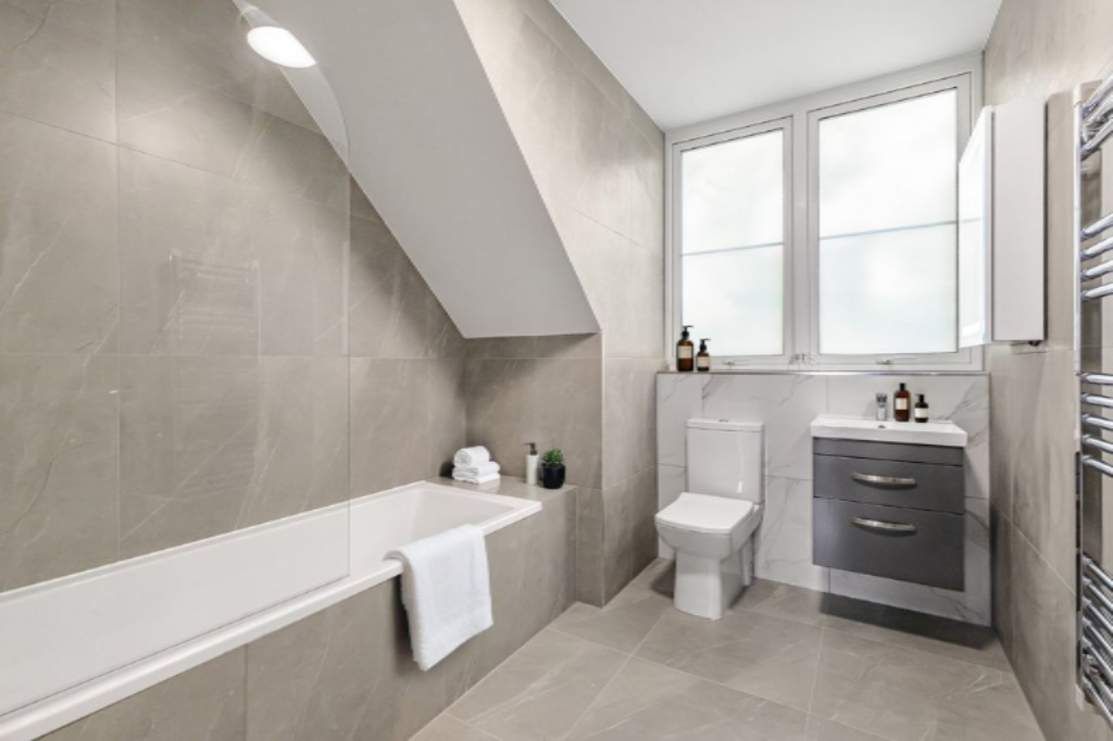 Flat in London, United Kingdom - picture 2