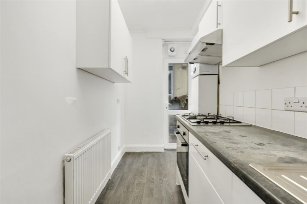 Flat in London, United Kingdom, 81 m² - picture 2