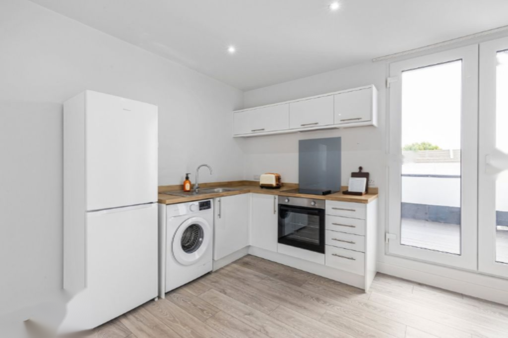 Flat in London, United Kingdom - picture 2