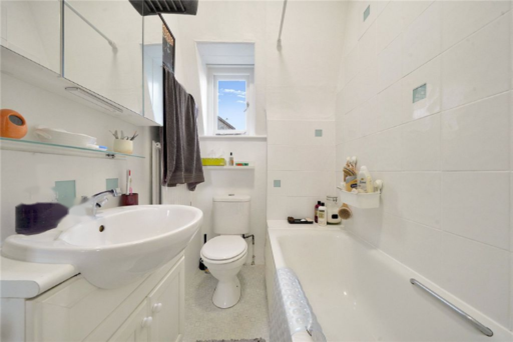 Flat in London, United Kingdom - picture 3