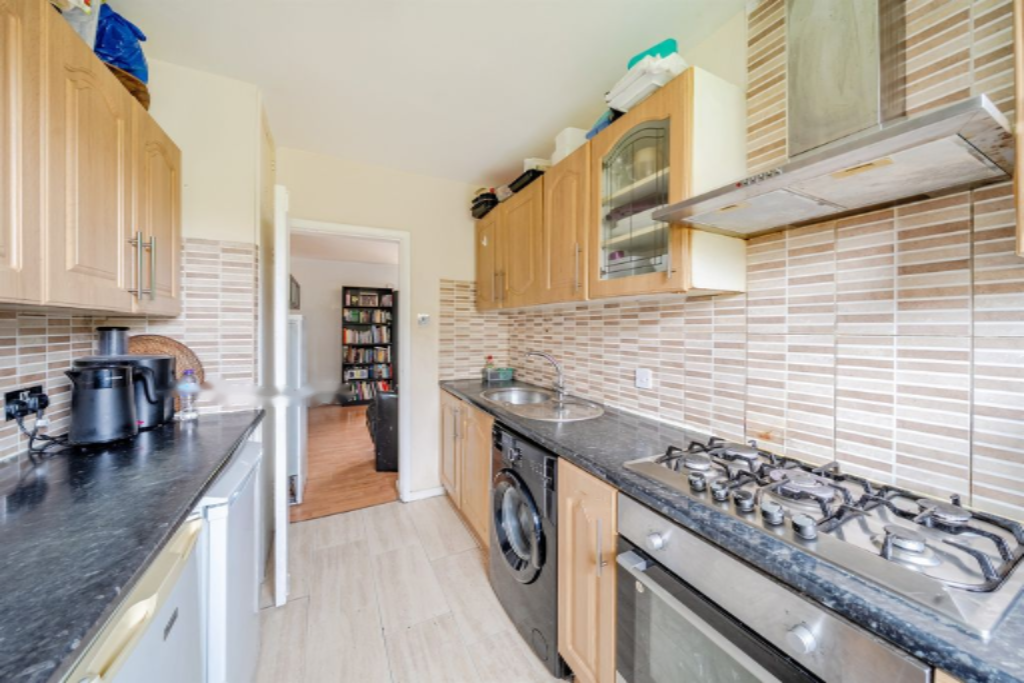 Flat in London, United Kingdom - picture 3