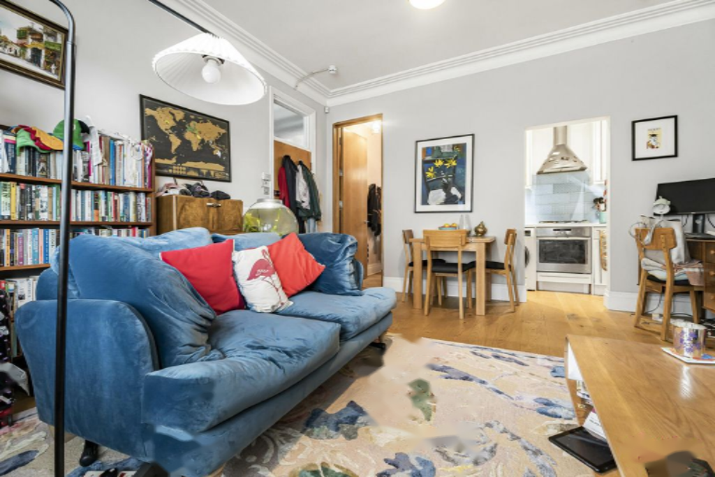 Flat in London, United Kingdom - picture 3