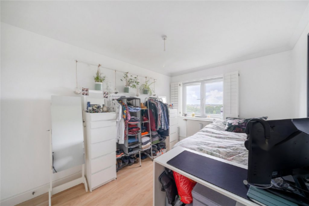 Flat in London, United Kingdom - picture 3