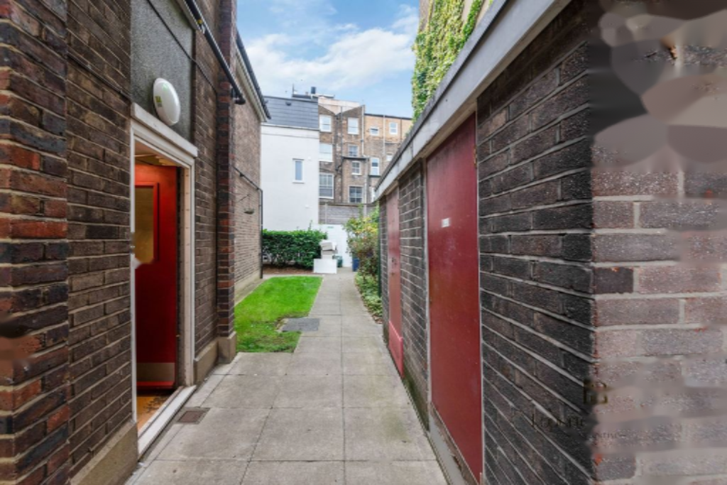 Flat in London, United Kingdom - picture 4