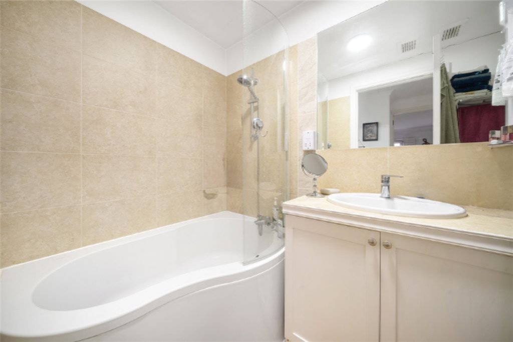 Flat in London, United Kingdom - picture 4