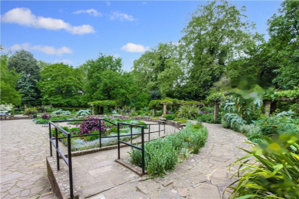 Flat in London, United Kingdom - picture 5