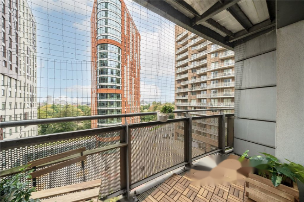 Flat in London, United Kingdom - picture 5