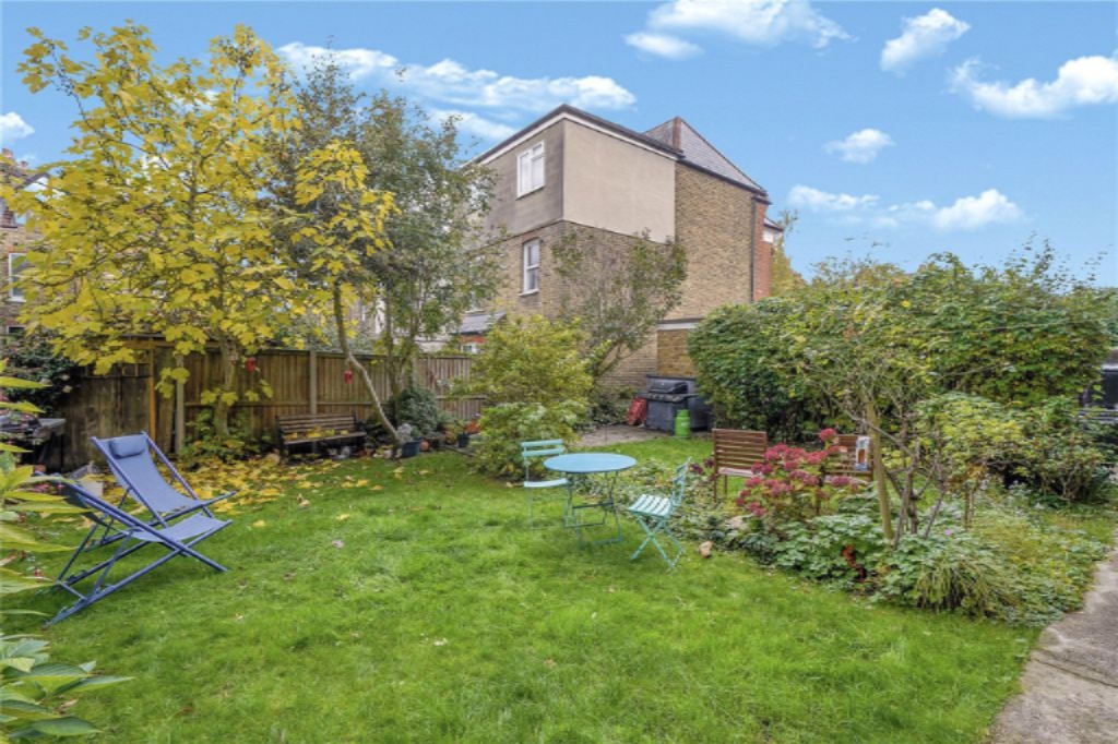 Flat in London, United Kingdom - picture 5