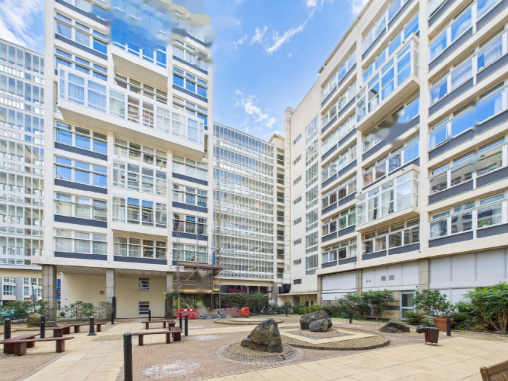 Flat in London, United Kingdom - picture 8