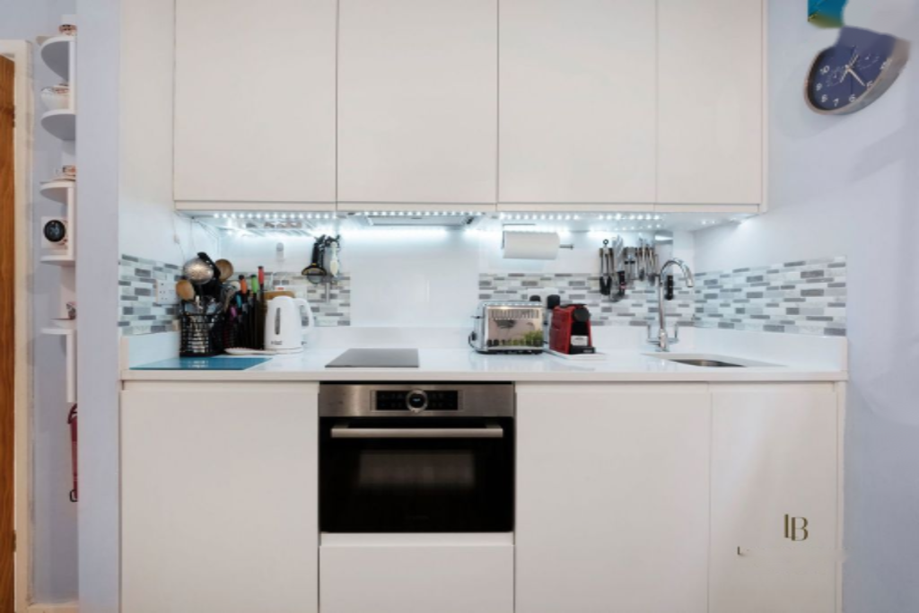 Flat in London, United Kingdom - picture 8