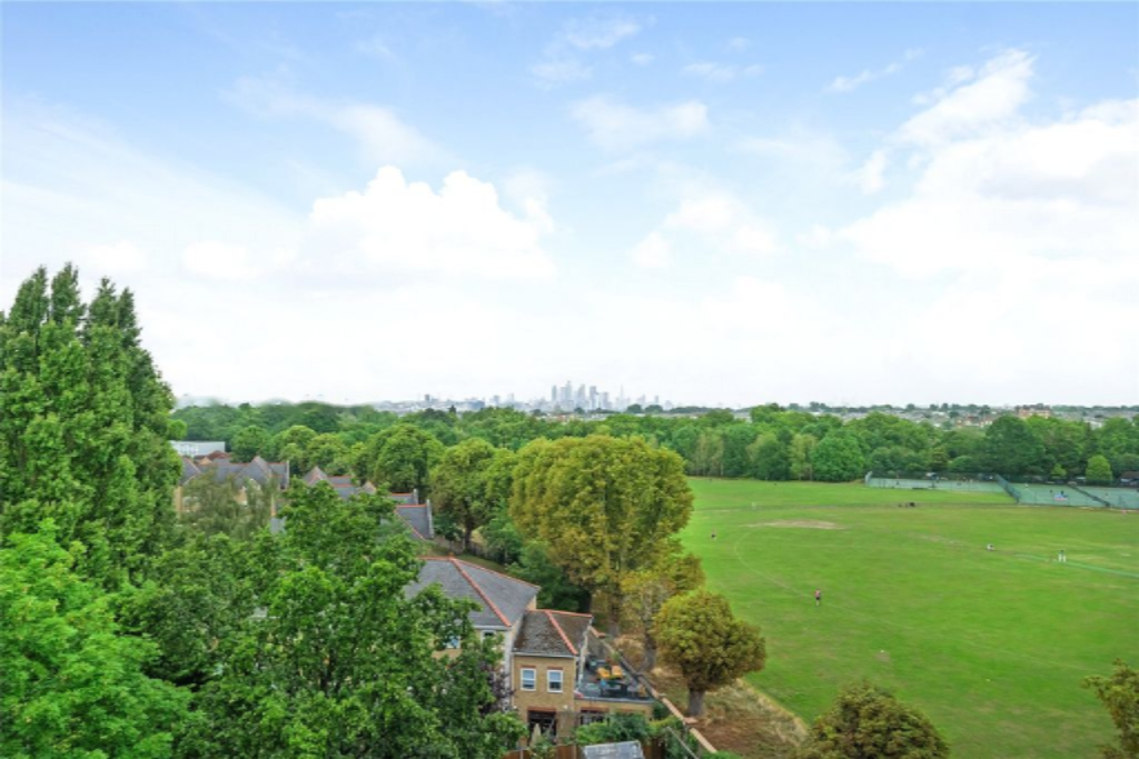 Flat in London, United Kingdom - picture 8