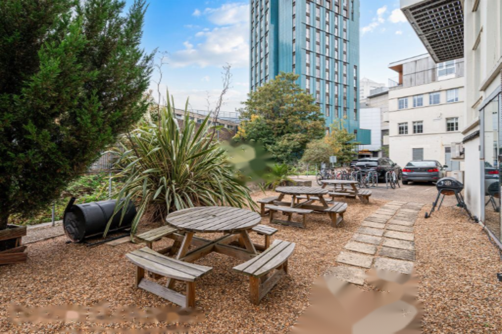 Flat in London, United Kingdom - picture 8