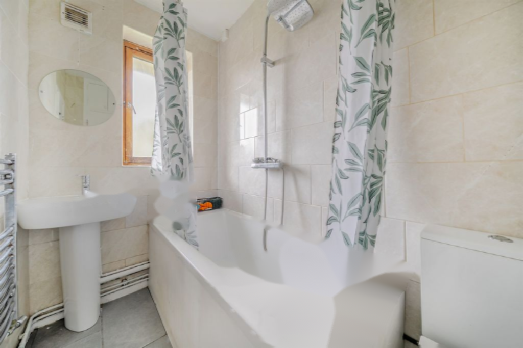 Flat in London, United Kingdom - picture 9