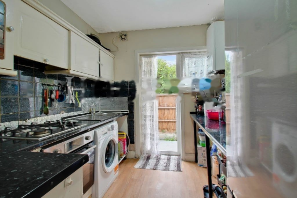 Flat in London, United Kingdom - picture 9