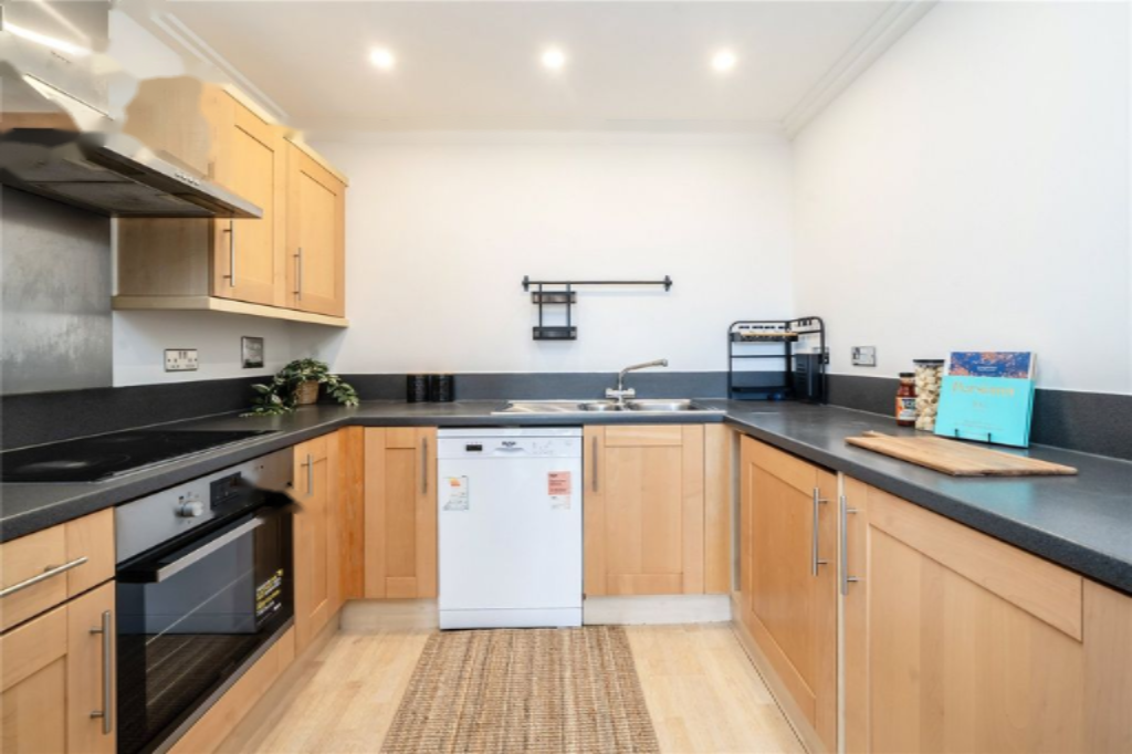 Flat in London, United Kingdom - picture 9